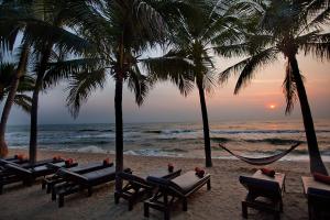 华欣华欣安纳塔拉度假酒店的棕榈树和吊床的海滩和大海