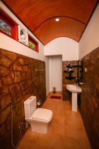埃拉Happy Horizon Home Stay的石质浴室设有卫生间和水槽