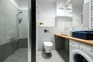 索波特Aquarius & FREE PARKING的带淋浴、卫生间和盥洗盆的浴室