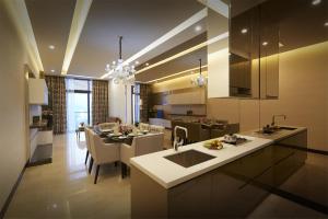 吉隆坡吉隆坡帝盛酒店的厨房以及带用餐室的客厅。