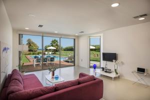 马莱迈Blue Sea Luxury Villa的客厅配有红色沙发和电视