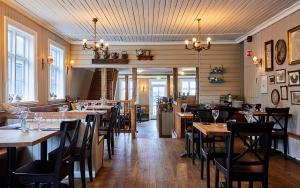 博尔加内斯英格伦丁加维民宿的一间设有木桌和椅子的餐厅