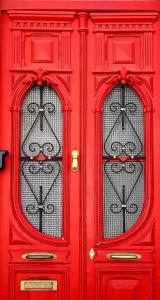 法鲁Hostel A Casa da Árvore的红色的门,有两个窗户