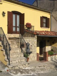 BoianoI Malatesta的黄色的房子,设有楼梯和窗户