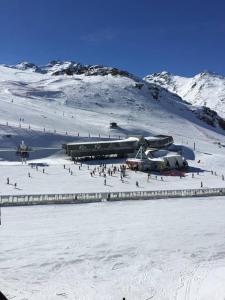 葱仁谷Temple du Soleil的一群人,在雪地的滑雪场