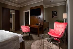 贝龙Hotel Anna的酒店客房,配有一张床、一张桌子和椅子