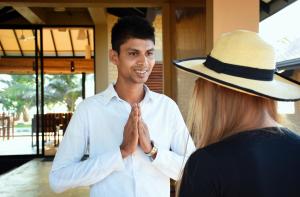 卡尔皮蒂耶Melheim Beach Kalpitiya的戴帽子的男人在祈祷女人