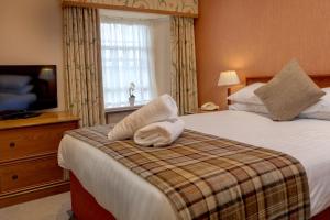 德里门The Winnock Hotel的酒店客房,配有带毛巾的床