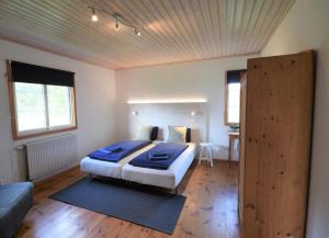 斯切灵加德Villa Vilan - Countryside Lodging的一间卧室配有一张床和一张沙发