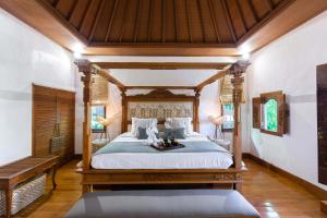 克拉玛斯视景度假别墅的一间卧室设有一张带木制天花板的大床