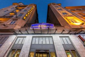 布达佩斯Hotel Golden Park Budapest的一面有紫色标志的建筑