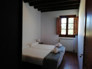 普奇塞达Cases Puigcerdà Villaldach的一间卧室,配有一张带两个泰迪熊的床