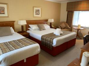 德里门The Winnock Hotel的酒店客房,配有两张床和椅子