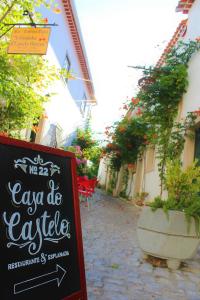 欧伦Casa do Castelo Ourém的街上的咖啡馆的花样