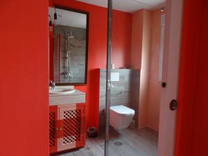 托雷洛多内斯BArcoiris B&B - Adults Men only - SOLO PARA HOMBRES的一间带红色墙壁、卫生间和水槽的浴室