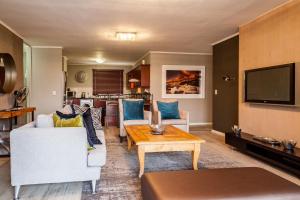 开普敦岛屿俱乐部酒店及公寓的客厅配有沙发和桌子