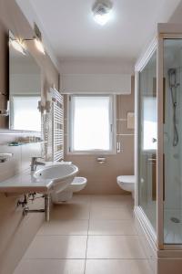 波代诺内蒙泰雷亚莱酒店的一间带两个盥洗盆和淋浴的浴室
