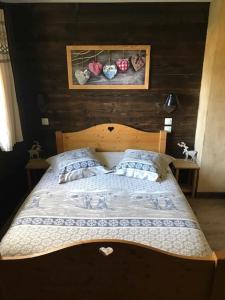 莫尔济讷Chalet Chez Gaby的卧室内的一张床铺,设有木墙