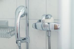 波尼纳豪瑟贝豪斯迪亚沃勒扎酒店的浴室设有淋浴头和水龙头