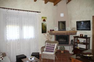 佩德拉萨Las casitas de La Velilla的客厅配有椅子和壁炉