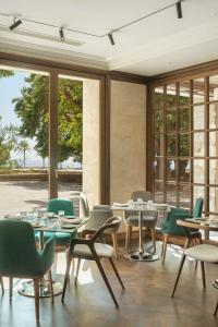马略卡岛帕尔马El Llorenc Parc de la Mar - Adults Only (+16)的用餐室设有桌椅和窗户。