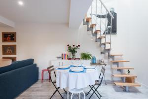 索恩河畔自由城Grand duplex au calme en centre-ville的一间带桌子和楼梯的用餐室