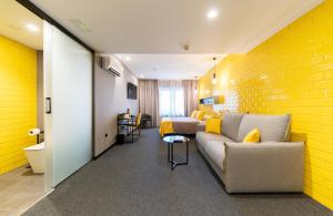 瓦伦西亚Nest Style Valencia的带沙发和黄色墙壁的客厅