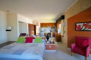 巴亚尔塔港索尔图乐斯公寓式酒店的一间卧室设有一张床和一间客厅。