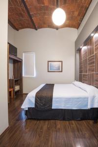 墨西哥城普林西帕尔酒店的一间卧室,卧室内配有一张大床