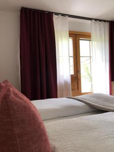阿尔代兹斯科塔的阿尔维图酒店的一间卧室设有一张床和一个大窗户