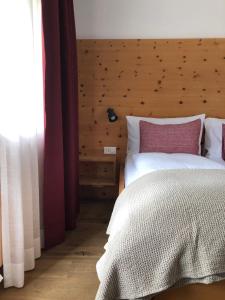 阿尔代兹斯科塔的阿尔维图酒店的一间卧室配有一张床和一个木制床头板