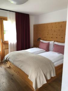 阿尔代兹斯科塔的阿尔维图酒店的一间卧室配有一张大床和木制床头板