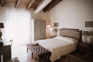 夸特罗卡斯泰拉Parco di Montebello的一间卧室设有一张大床和一个大窗户