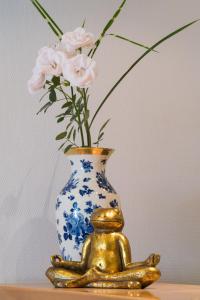 杜塞尔多夫Hotel Villa im Park的蓝色和白色的花瓶,上面有粉红色的花朵