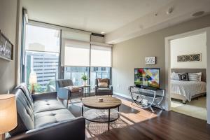 亚特兰大Atlanta Furnished Apartments - Great location in the Heart of the City的带沙发和电视的客厅