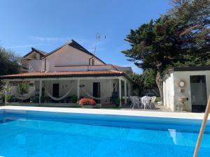 庞特卡格纳诺Villa Avvocato Catapano的房屋前有游泳池的房子