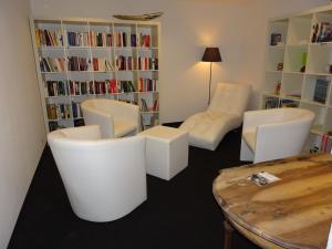 阿尔代兹斯科塔的阿尔维图酒店的客厅配有2把白色椅子和桌子