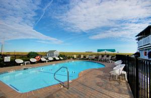 旧奥查德比奇海崖汽车旅馆的一个带椅子和围栏的大型游泳池