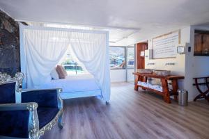 弗龙特拉Hotel Puntagrande的一间卧室配有一张带窗户和桌子的床
