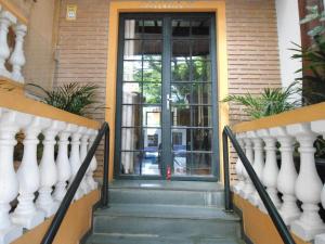 波苏斯-迪卡尔达斯Pousada Danza - Centro的房屋的前门,有楼梯