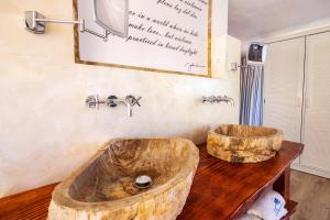 弗龙特拉Hotel Puntagrande的浴室设有木台上的两个木制水槽