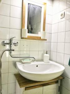 莫济列Peaceful Nature Cabin Jolly的浴室设有白色水槽和镜子