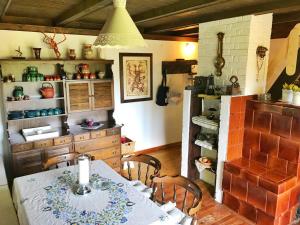 莫济列Peaceful Nature Cabin Jolly的一间带桌子的用餐室和一间厨房