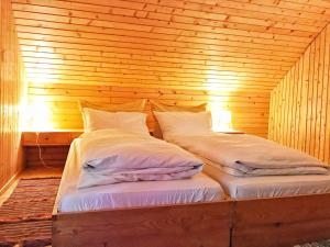 莫济列Peaceful Nature Cabin Jolly的木间内的两张床和两盏灯