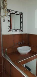 奥卡汉贾Nooitgedacht Self Catering CC的一间带水槽和镜子的浴室