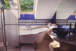 克拉科夫伊科萨莫特尼亚酒店的带浴缸、卫生间和盥洗盆的浴室