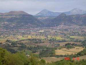 古比奥Agriturismo Countryhouse Le Giare的享有山谷的背景山景。