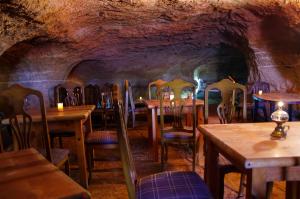 阿罗纳Finca Patio Canario的洞穴内带桌椅的餐厅