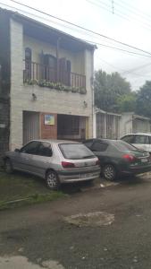 乌巴图巴Suítes Veleiro的三辆车停在大楼前的停车场