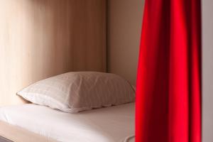 城市旅馆及公寓式酒店客房内的一张或多张床位